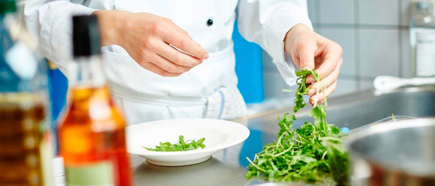 Studerende på gastronomuddannelsen vasker salat