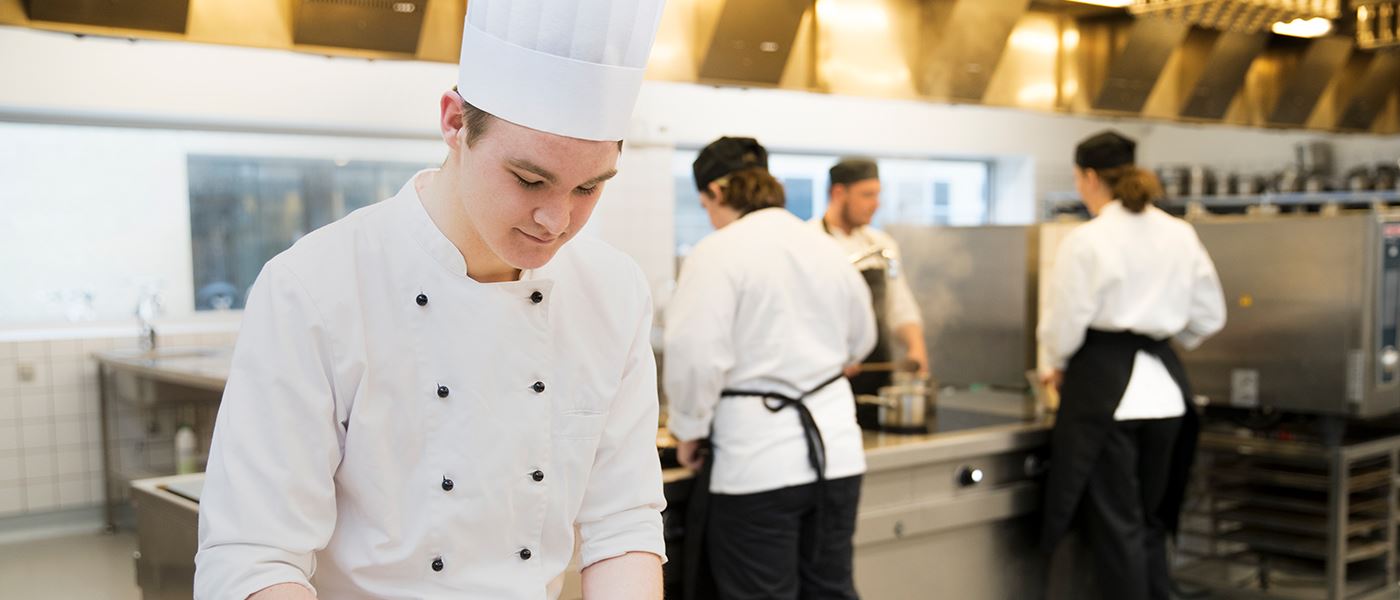Studerende arbejder i køkken på gastronomuddannelse